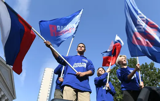 Członkowie Młodej Gwardii Zjednoczonej Rosji podczas rajdu samochodowego z okazji 72. urodzin Władimira Putina w okupowanym przez Rosję obwodzie donieckim. 7 października 2024 r. // Fot. Taisija Voroncova / Imago / East News