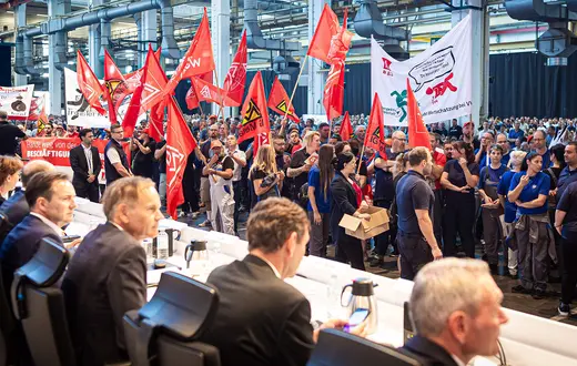 Pracownicy koncernu protestują przed walnym zgromadzeniem akcjonariuszy firmy przeciwko likwidacji fabryk Volkswagena w Niemczech. Wolfsburg, 4 września 2024 r. // Fot. Moritz Frankenberg / AFP / East News