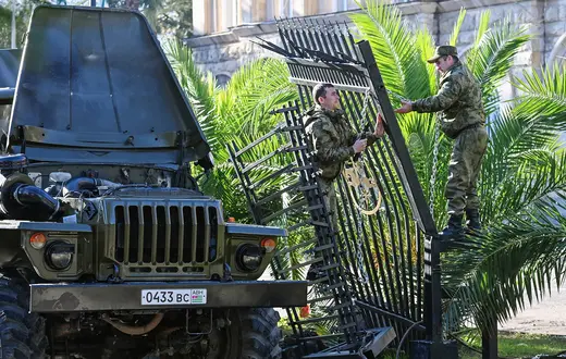 Zwolennicy opozycji przed budynku parlamentu w Suchumi. Abchazja, 17 listopada 2024 r. // Fot. Ilya Pitalev / Imago / East News