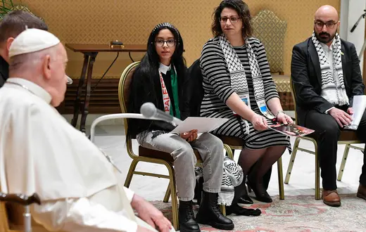 Papież Franciszek spotyka się z Palestyńczykami, których bliscy pozostali w Strefie Gazy, Watykan, 22 listopada 2023 r. // Fot. VATICAN MEDIA / AFP / EAST NEWS