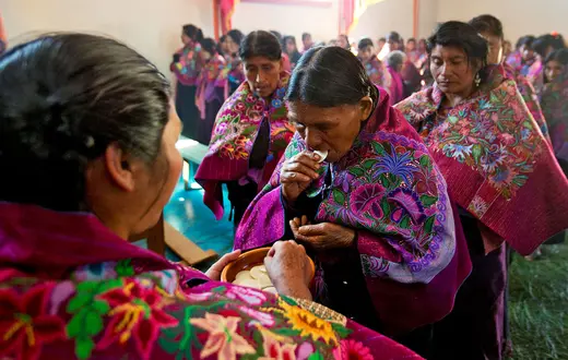 Msza św. w parafii zamieszkanej przez Tsotsil w Chajtoj, diecezja San Cristobal de las Casas, Meksyk, luty 2016 r. // Fot. Eduardo Verdugo / AP / East News