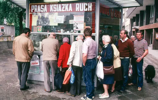 Kolejka przed kioskiem Ruchu. Warszawa, czerwiec 1989 r. // Fot. Chris Niedenthal / Forum
