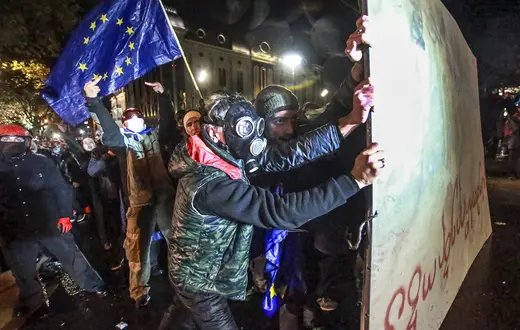 Zamieszki przed budynkiem parlamentu w Tbilisi. Gruzja, 30 listopada 2024 r. // Fot. Zurab Tsertsvadze / AP / East News