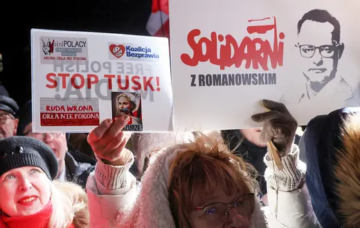 Zwolennicy posła Marcina Romanowskiego pikietują w jego obronie w rocznicę wprowadzenia stanu wojennego. Warszawa, 13 grudnia 2024 r. // Fot. Wojciech Olkuśnik / East News