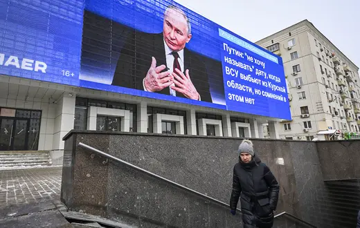 Uliczna transmisja dorocznej konferencji prasowej Władimira Putina. Moskwa, 19 grudnia 2024 r. // Dmitry Serebryakov / AP / East News