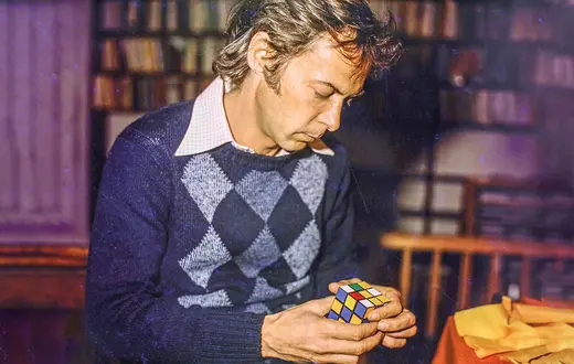 Ernő Rubik ze swą "magiczną kostką", Budapeszt połowa lat 70. ub. wieku // Fot. Fortepan / z archiwum autora