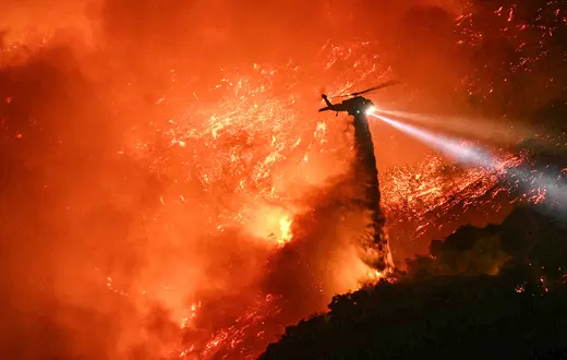 Akcja gaśnicza nad Palisades, dzielnicą Los Angeles. 11 stycznia 2025 r. // Fot. Patrick T. Fallon / AFP / East News