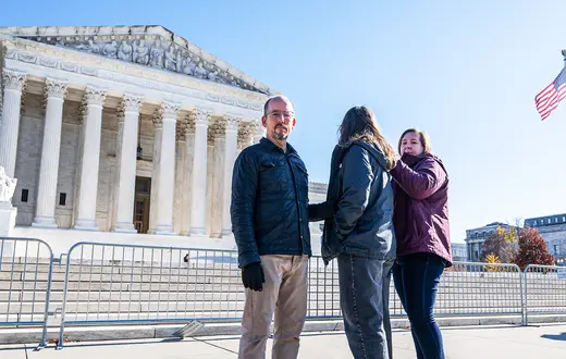 Brian i Samantha Williams ze swoją córką L.W przed Sądem Najwyższym USA w dzień przesłuchania przez sędziów w sprawie z zmiany płci. Waszyngton, 2 grudnia 2024 r. // Fot. Craig Hudson / Washington Post / Getty Images