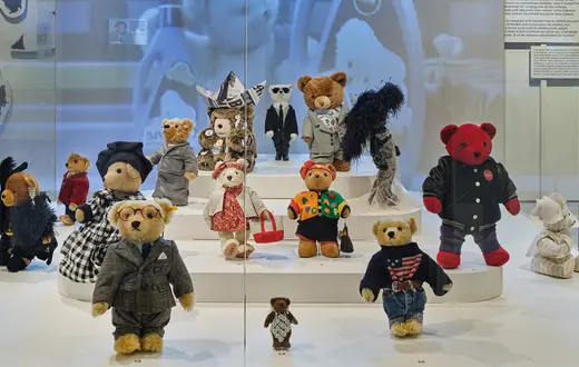 Fragment ekspozycji "Mój miś pluszowy". Paryż, 2 grudnia 2024 r. // Fot. Christophe Delliere / Materiały prasowe Musée des Arts Décoratifs
