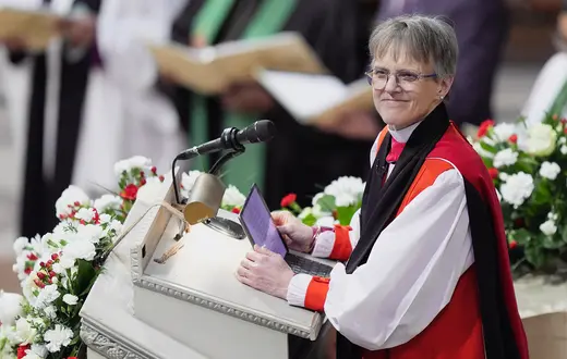 Biskupka Mariann Budde podczas mszy z udziałem prezydenta Donalda Trumpa. Katerdra Norodowa w Waszyngtonie, 21 stycznia 2025 r. // Fot. Evan Vucci // AP / East News