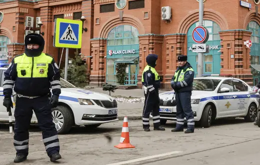 Teren przed budynkiem mieszkalnym po wybuchu, w którym zginął poszukiwany przez Ukrainę Armen Sarkisjan. Moskwa, 3 lutego 2025 r. // Fot. TATYANA MAKEYEVA / AFP / East News