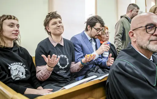 Kamila Jagoda Mikołajek , Joanna Agnieszka Humka , Mariusz Chyżyński i Ewa Moroz-Kaczyńska - aktywiści oskarżeni o pomoc w przemycie ludzi przez granice Polski z Białorusią. Hajnówka, 28 stycznia 2025 r. // Fot. Agnieszka Sadowska / Agencja Wyborcza.pl