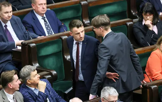  Ryszard Wilk z Konfederacji wyprowadzony z posiedzenia Sejmu przez klubowego kolegę. Warszawa, 20 lutego 2025r. // Fot. Adam Burakowski / East News