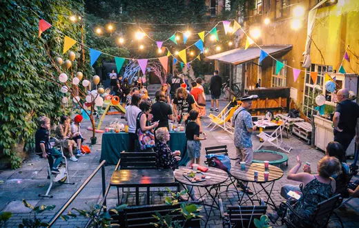 Piknik dla dzieci i kobiet z Ukrainy na podwórku przed siedzibą fundacji "Kocham Dębniki". Lipiec, 2024 r. // materiały prasowe Fundacji