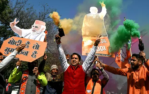 Zwolennicy Indyjskiej Partii Ludowej świętują prowadzenie w wyborach do stołecznego parlamentu. Delhi, Indie, 8 lutego 2025 r. // Fot. Arun Sankar / AFP / East News