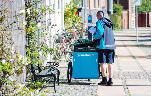 Listonosz duńskiej poczty PostNord na ulicy Kopenhagi. Dania, 31 sierpnia 2020 r. // Fot. Christian Lindgren / AFP / East News