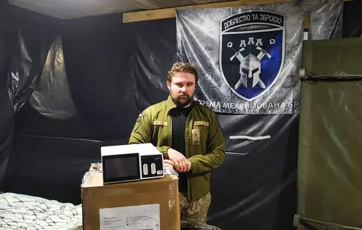 Chirurg Arsen w punkcie stabilizacyjnym z nowym koagulatorem, podarowanym przez czytelnika „Tygodnika”. Marzec 2025 r. // Archiwum Wojciecha Pięciaka