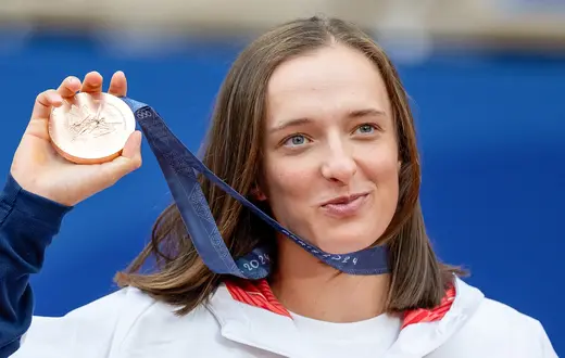 Iga Świątek z medalem podczas XXXIII Letnich Igrzysk Olimpijskich w Paryżu. 3 sierpnia 2024 r. // Fot. Andrzej Iwańczuk / Reporter / East News