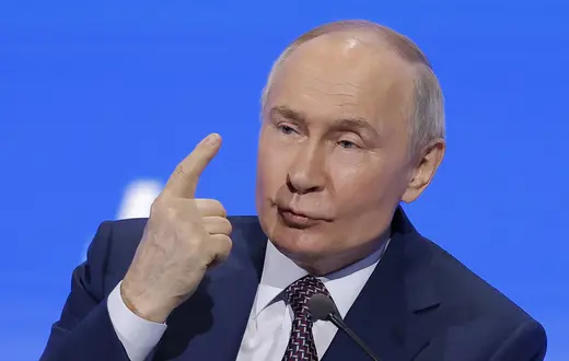 Władimir Putin podczas Kongresu Rosyjskiego Związku Przemysłowców i Przedsiębiorców w Moskwie, 18 marca 2025 r. // Fot. Maxim Shemetov / AFP / East News