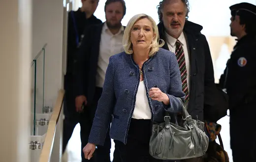 Marine Le Pen i jej prawnik Rodolphe Bosselut w sądzie, przed ogłoszeniem wyroku. Paryż, 31 marca 2025 r. // Fot. Lafargue Raphael / ABACA / East News 