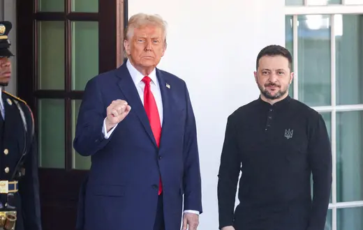 Donald Trump z Wołodymyrem Zełenskim przed Białym Domem. Waszyngton, 28 lutego 2025 r. // Fot. Tierney Crsss / AFP / East News