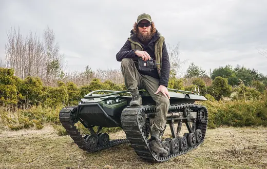 Aslan, Tatar Krymski, musiał uciekać z domu po aneksji Półwyspu w 2014 r. Dziś mieszka pod Lwowem i jest twórcą projektu „Cyber Droid”: buduje lądowe bezzałogowce, które mogą unieść do 500 kilo. Na zdjęciu z jednym ze swoich droidów, marzec 2025 r. // Fot. Antonina Palarczyk