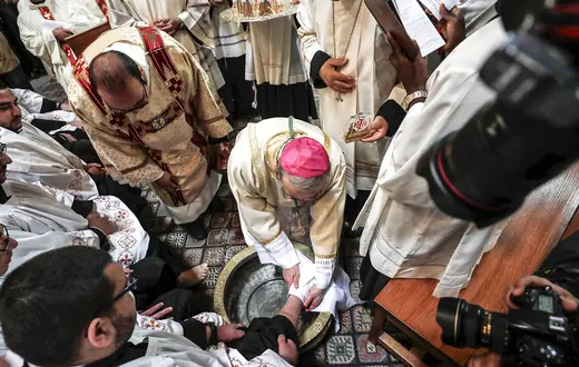 Obrzęd obmywania nóg podczas liturgii Wielkiego Czwartku, Bazylika Grobu Pańskiego, Jerozolima, kwiecień 2019 r. // Fot. Atef Safadi / EPA / PAP