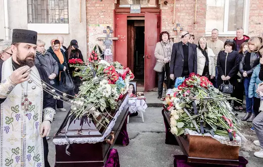 Pogrzeb Maryny Czudesy i jej matki Ludmiły Serhijenko, które zginęły w wyniku ataku rakietowego na miasto Sumy w niedzielę palmową. Sumy, 15 kwietnia 2025 r. // Fot. Roman Pilipey / AFP / East News