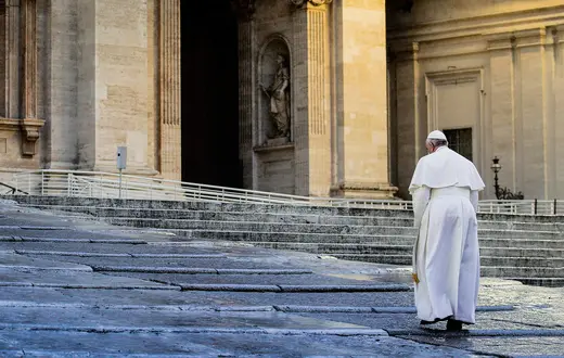 Papież Franciszek na placu Świętego Piotra. Watykan, 27 marca 2020 r. // Fot. Abaca / PAP