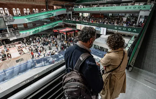 Tysiące podróżnych dotkniętych awarią prądu na Półwyspie Iberyjskim na dworcu Atocha w Madrycie. Hiszpania, 29 kwietnia 2025 r. // Fot. Diego Radames / AFP / East News