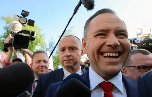 Kandydat na prezydenta RP z ramienia PiS Karol Nawrocki w drodze na debatę prezydencką Super Expressu. Warszawa, 28 kwietnia 2025 r. // Fot. Robert Kowalewski / Agencja Wyborcza.pl