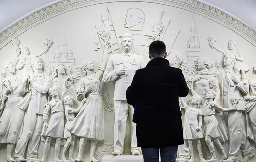Płaskorzeźba z wizerunkiem Józefa Stalina na stacji metra Taganskaja. Moskwa, 15 maja 2025 r. // Fot. Alexander Nemenow / AFP / East News