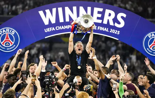 Trener Paris Saint-Germain, Luis Enrique, z trofeum Ligi Mistrzów na Allianz Arena w Monachium, Niemcy, 31 maja 2025 r. // Fot. Matthias Schrader / AP Photo / East News