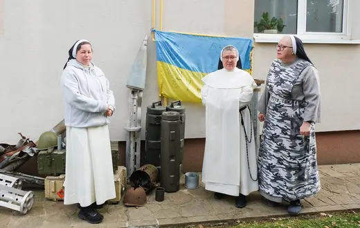 Siostra Tarzycja, Eugenia i Marcelina przed swoim domem w Czortkowie. Ukraina, 25 października 2024 r. // Fot. Jacek Taran