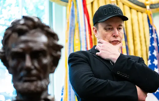 Elon Musk w gabinecie owalnym w Białym Domu. Waszyngton, 30 maja 2025 r. // Fot. Allisona Robbert / AFP / East News