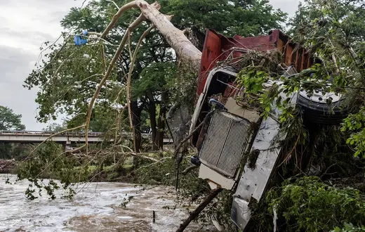 Ciężarówki zmyte przez powódz na rzece Guadalupe, Center Point, Texas, 5 lipca 2025 r. // Fot. Jim Vondruska / Getty Images 