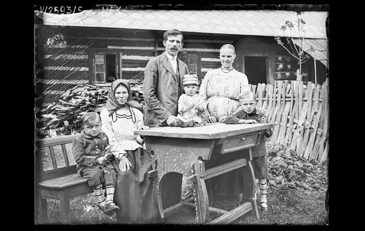 Trzypokoleniowa rodzina Jana Szczotki z Soli. 1928 r. // fot. Leopold Węgrzynowicz / Zbiory Muzeum Etnograficznego w Krakowie 