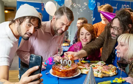 Kadr z filmu "Stan wyjątkowy" („Výjimečný stav”) – reż. Jan Hřebejk. Czechy 2024 r. // Materiały prasowe Aurora Films