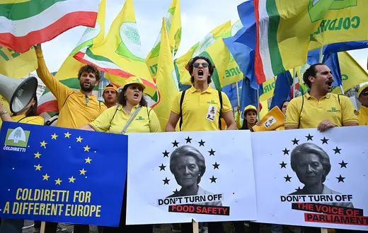 Rolnicy z różnych państwa Unii Europejskiej protestują przed budynkiem Parlamentu Europejskiego przeciwko planowanemu budżetowi. Bruksela, 16 lipca 2025 r. // Fot. Dursun Aydemir / Anadolu / Getty Images