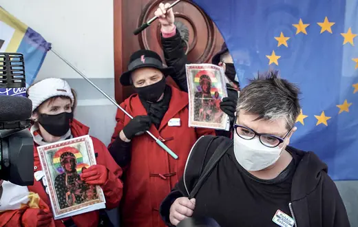 Sąd Rejonowy w Płocku wydał wyrok uniewiniający aktywistki oskarżone, w tym Elbietę Podleśną (na zdjęciu), o obrazę uczuć religiijnych przez rozpowszechnianie wizerunku Tęczowej Matki Boskiej. Płock, 02 marca 2021 r. // Fot. Jakub Kamiński / East News
