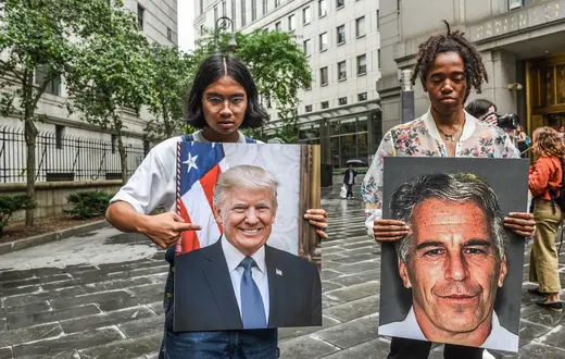 Protestujacy z portretami Jeffreya Epsteina i Donalda Trumpa przed budynkiem sądu federalnego w Nowym Jorku, 8 lipca 2019 r. // Fot. Stephanie Keith / Getty Images
