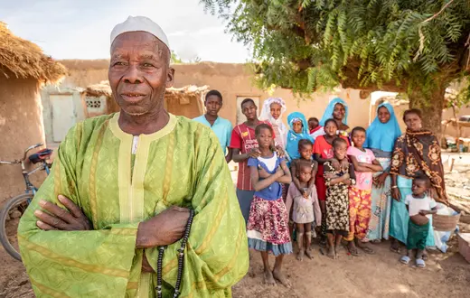 Głowa rodziny z swoimi żonami i dziećmi. Mali, Afryka Zachodnia, 2021 r. // Fot. Jake Lyell / Alamy / BE&W