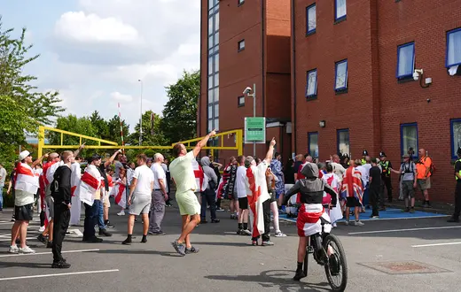Demonstracja przeciwników kwaterowania azylantów pod hotelem Castle Bromwich Holiday Inn w Birmingham, 24 sierpnia 2025 r. // Fot. Jacob King / EPA / PAP