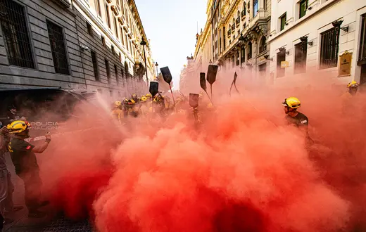 Protest hiszpańskich strażaków domagających lepszych płac i warunków pracy przed Ministerstwem Finansów w Madrycie. 3 września 2025 r // Fot. Francesco Militello Mirto / AFP / East News
