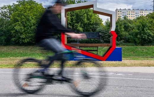 Ławka z flagą w kształcie Polski na rzeszowskich bulwarach, sierpień 2022 r. // Fot. Jakub Kofluk / FOTONEWS / Forum