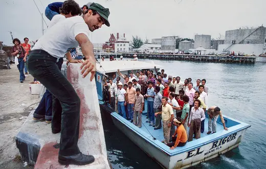 Uciekinierzy z Kuby przybijają do portu Key West na Florydzie, kwiecień 1980 r. W tej fali emigracji, na którą zezwolił reżim Castro, do USA przybyło 125 tys. Kubańczyków. // Fot. ZUMA Press / Alamy / Be&W