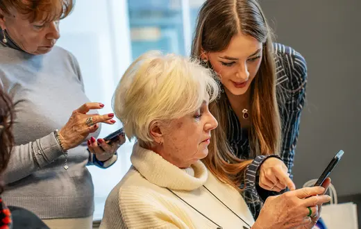 Na warsztatach dla seniorów w redakcji Tygodnika Powszechnego. Kraków, 3 października 2025. // Fot. Sebastian Dudek