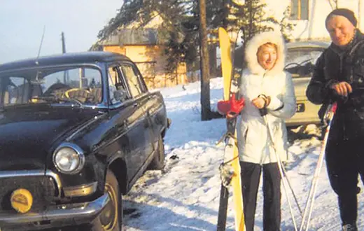 Kardynał Wojtyła z Anną Teresą Tymieniecką na nartach, lata 70. / Fot. Materiały prasowe BBC