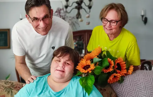 Małgorzata i Włodek Mendelewscy od 45 lat opiekują się córką – niezdolną do samodzielnego funkcjonowania Pauliną w spektrum autyzmu i z niepełnosprawnością intelektualną // Fot. Archiwym rodzinne