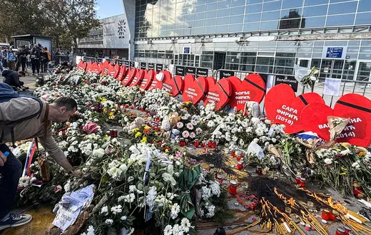 Kwiaty złożone w hołdzie ofiar katastrofy w Nowym Sadzie, w tle budynek dworca, Nowy Sad, 1 listopada 2025 r. // Fot. Juliusz Pielichowski